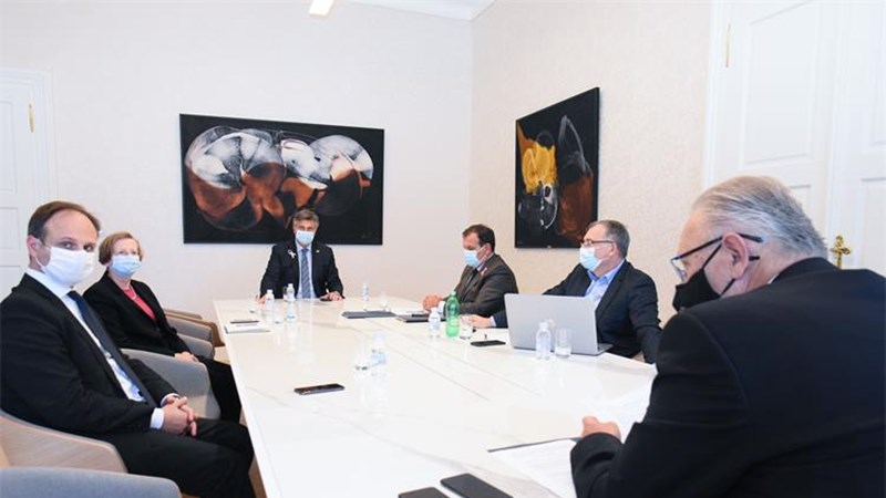 Beroš: Uskoro ograničavanje javnih okupljanja i obavezno nošenje maski